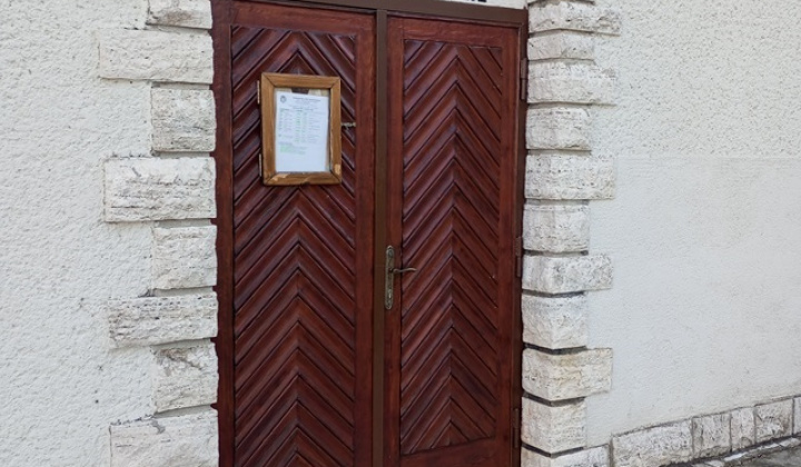 2. fotografia fotogalérie Projekty / Výmena vchodových dverí v Rímskokatolíckom kostole Dúbrava - foto