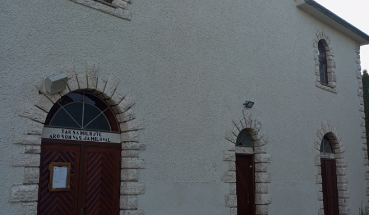 3. fotografia fotogalérie Projekty / Výmena vchodových dverí v Rímskokatolíckom kostole Dúbrava - foto