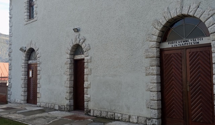 4. fotografia fotogalérie Projekty / Výmena vchodových dverí v Rímskokatolíckom kostole Dúbrava - foto