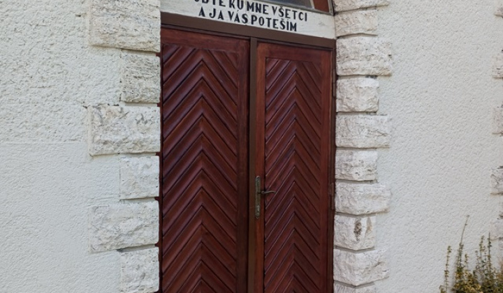 5. fotografia fotogalérie Projekty / Výmena vchodových dverí v Rímskokatolíckom kostole Dúbrava - foto