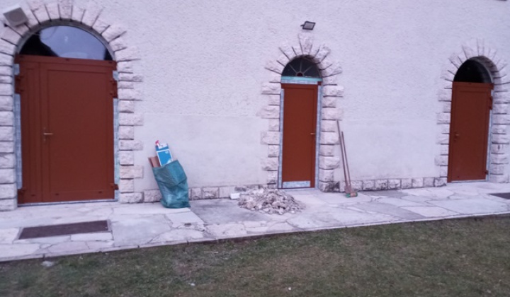 7. fotografia fotogalérie Projekty / Výmena vchodových dverí v Rímskokatolíckom kostole Dúbrava - foto