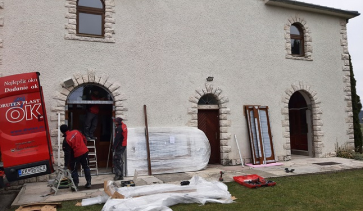 8. fotografia fotogalérie Projekty / Výmena vchodových dverí v Rímskokatolíckom kostole Dúbrava - foto