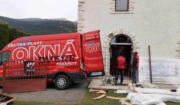 9. fotografia fotogalérie Projekty / Výmena vchodových dverí v Rímskokatolíckom kostole Dúbrava - foto