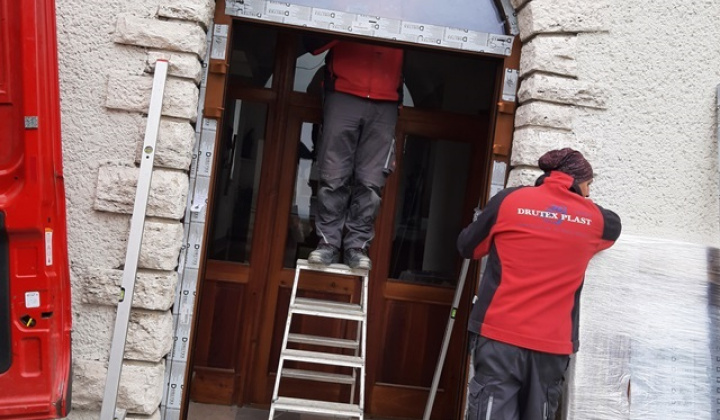 10. fotografia fotogalérie Projekty / Výmena vchodových dverí v Rímskokatolíckom kostole Dúbrava - foto