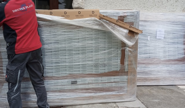 11. fotografia fotogalérie Projekty / Výmena vchodových dverí v Rímskokatolíckom kostole Dúbrava - foto