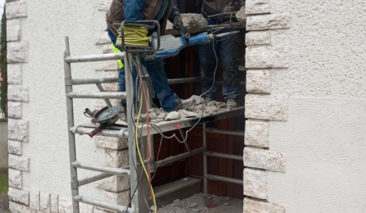 13. fotografia fotogalérie Projekty / Výmena vchodových dverí v Rímskokatolíckom kostole Dúbrava - foto