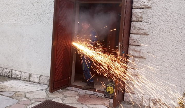 15. fotografia fotogalérie Projekty / Výmena vchodových dverí v Rímskokatolíckom kostole Dúbrava - foto