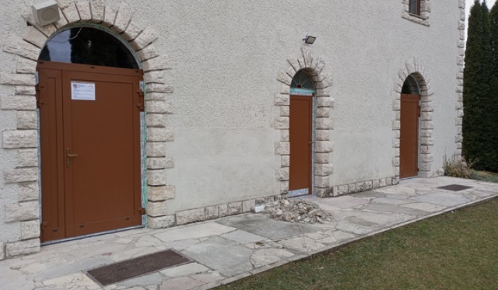 16. fotografia fotogalérie Projekty / Výmena vchodových dverí v Rímskokatolíckom kostole Dúbrava - foto