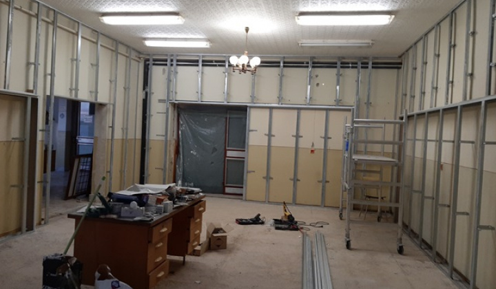 14. fotografia fotogalérie Úradná tabuľa / Oprava - obnova spoločenskej miestnosti - foto